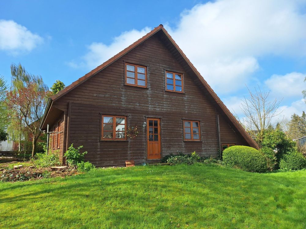 Zauberhaftes Holzbohlenhaus mit Einliegerwohnung in Mohrkirch