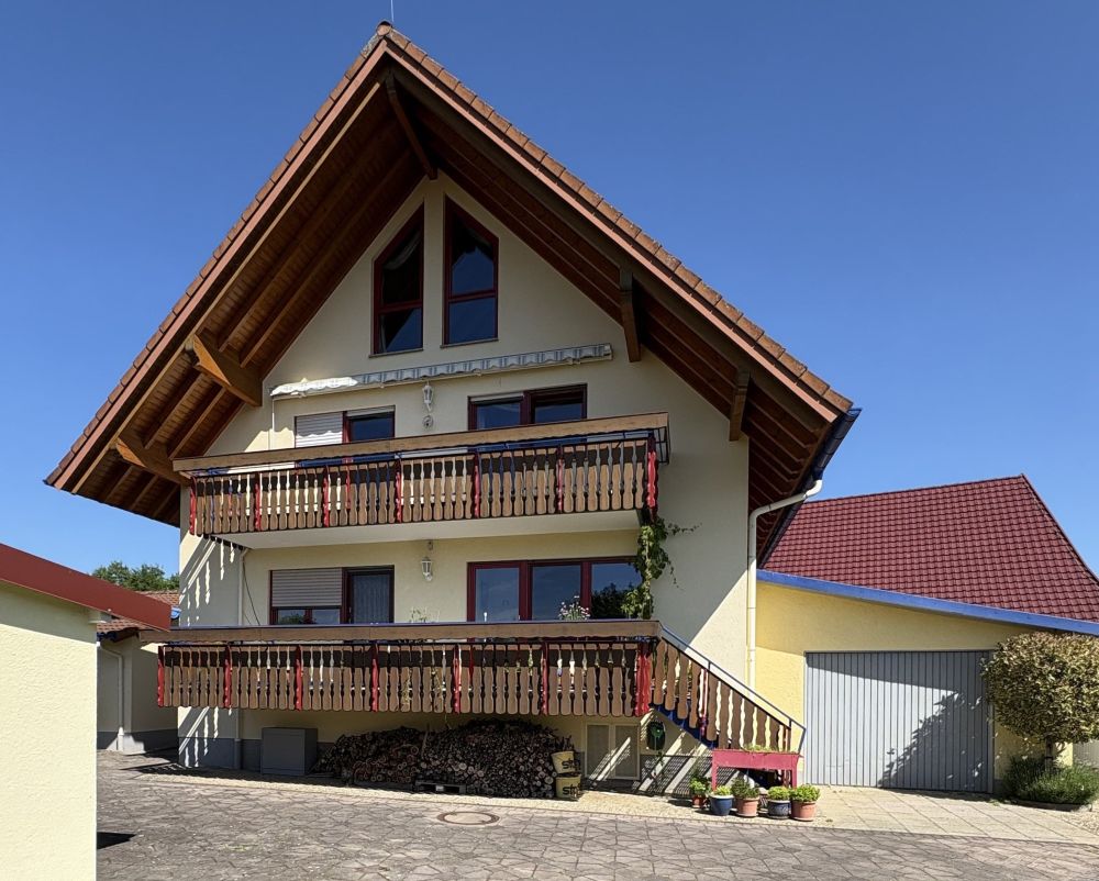 Zwei Wohnhäuser auf großem Grundstück