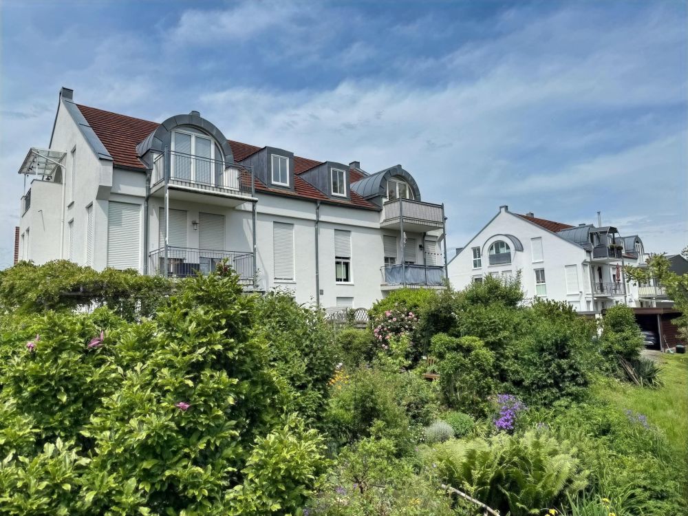 Charmante Dachgeschosswohnung mit Balkon und Blick ins Grüne