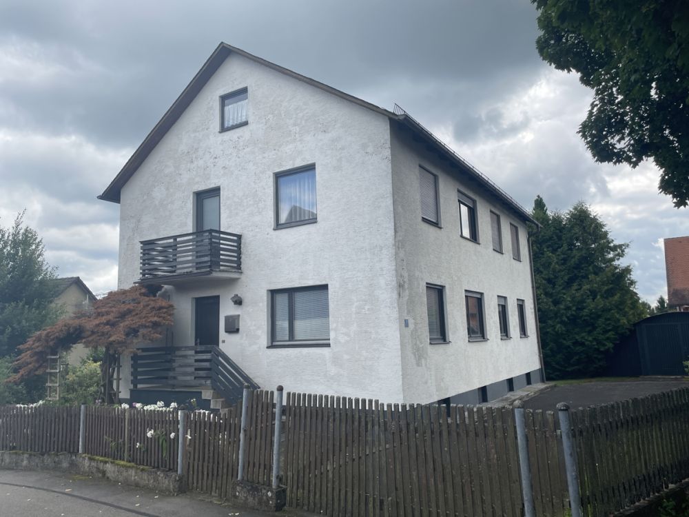 Zentral gelegenes Zweifamilienhaus mit viel Platz und schönem Garten!
