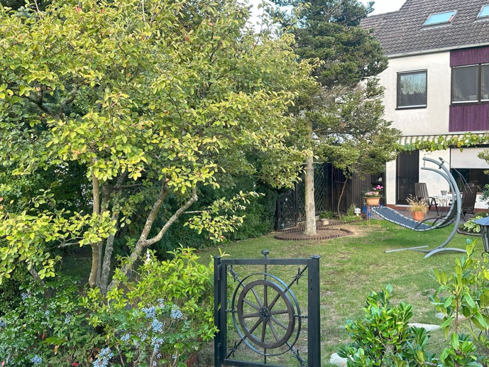 Garten mit Hausansicht