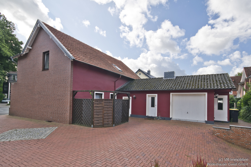 Einfamilienhaus mit Einliegerwohnung in zentraler Lage