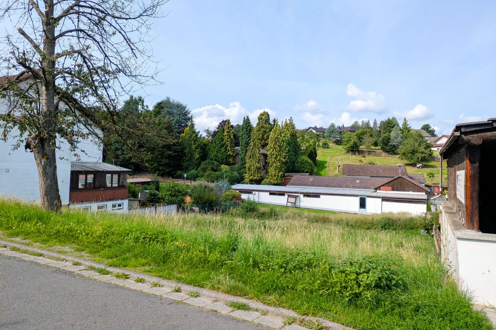 Toller Bauplatz in Höchst/Hassenroth: ruhige Seitenstrasse, West-Ausrichtung, schöner Blick, Natur!