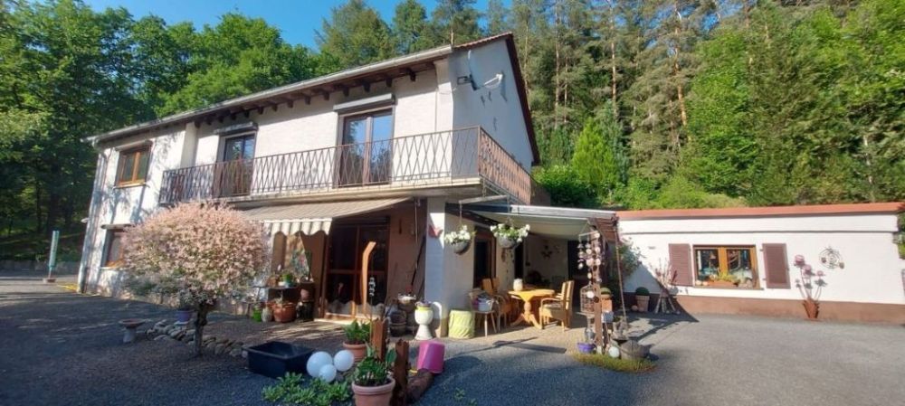 Einfamilienhaus in Alleinlage mit großem Grundstück und eigenem Wald