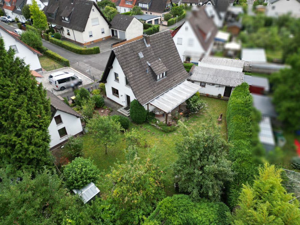Charmantes Einfamilienhaus mit idyllischem Garten und vielseitigem Nebengebäude