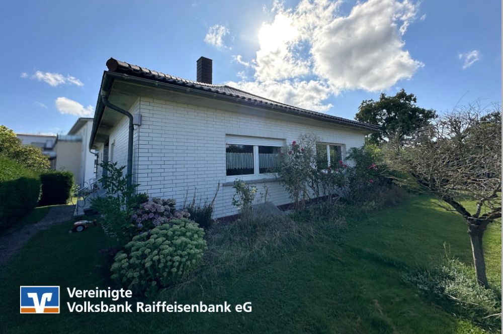 Attraktives Zweifamilienhaus mit großem Grundstück