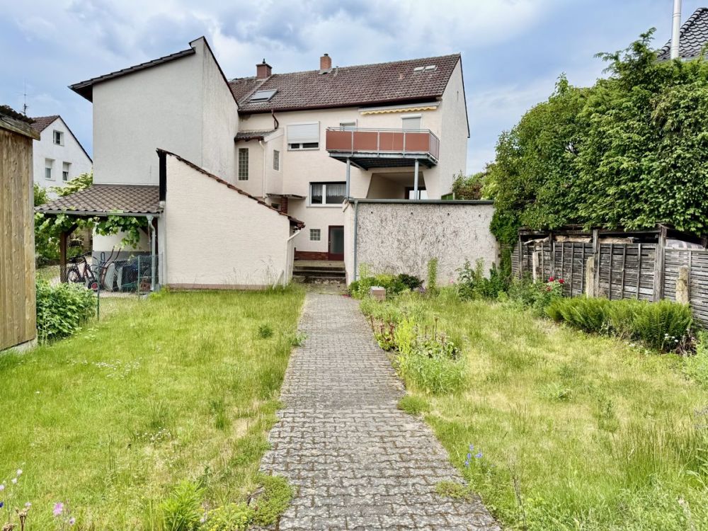 Charmante, gepflegte Immobilie mit Potenzial
Garagen, Carport und Garten