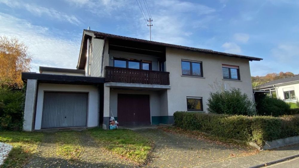 Straßenansicht mit zwei Garagen