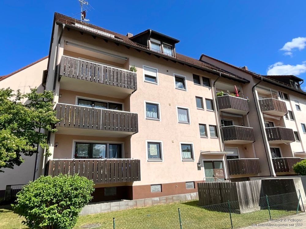 Renovierte 4-Zimmer-Wohnung 
mit 94 m² Wohnfläche, 
Balkon, Einbauküche & TG-Stellplatz