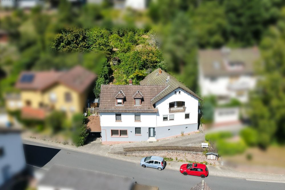 Selbstnutzer & Kapitalanleger aufgepasst:  2-Familienhaus mit Garagentrakt und viel Potential!