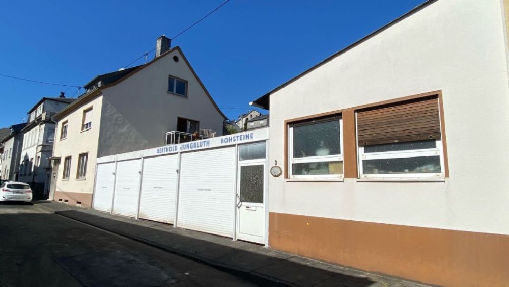 Straßenansicht mit Nebengebäude (rechts)