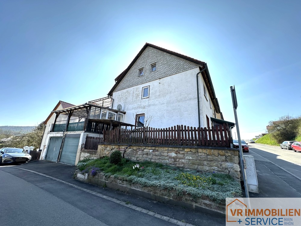 Doppelhaushälfte mit zwei Wohneinheiten und großem Potenzial in 98617 Meiningen-Walldorf