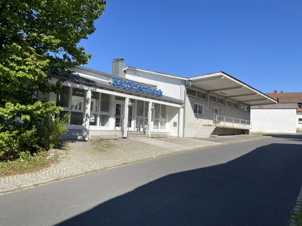 Ehemaliges Bankgebäude mit Lagerhalle - leicht umzubauen zu Wohnraum