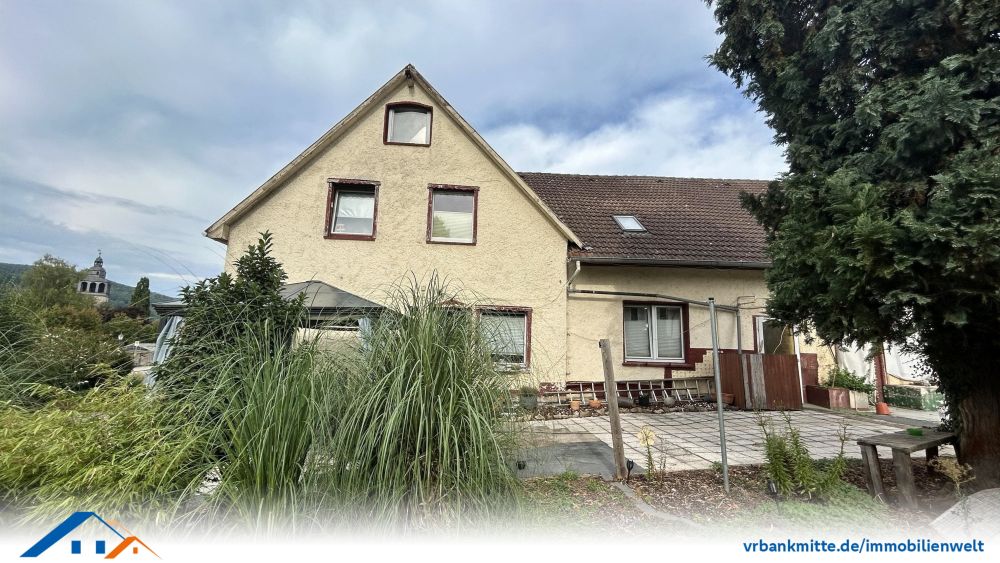 Vielseitiges Zweifamilienhaus mit großem Grundstück