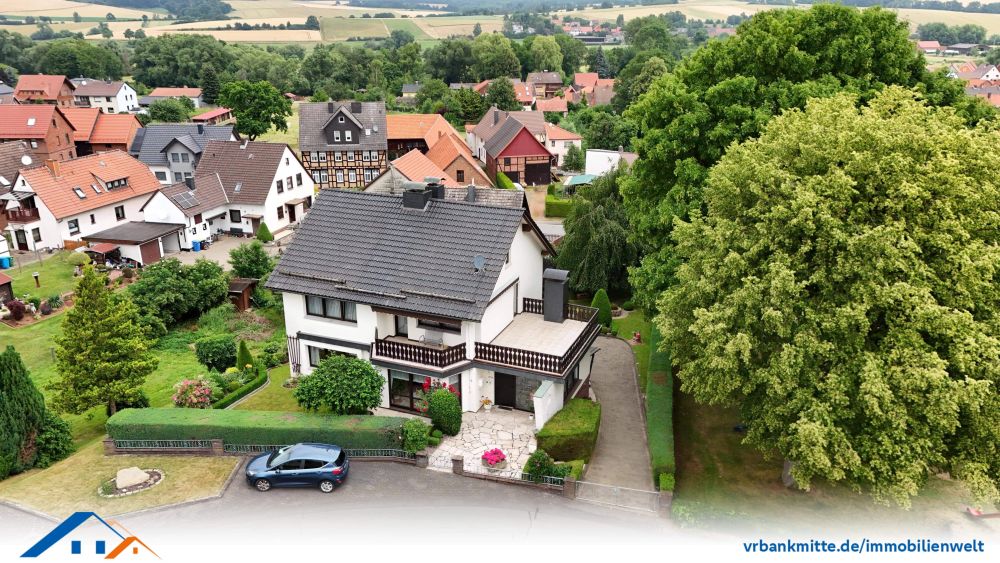 Charmantes Einfamilienhaus mit großem Grundstück, Garage und Blockhütte in Rüdershausen