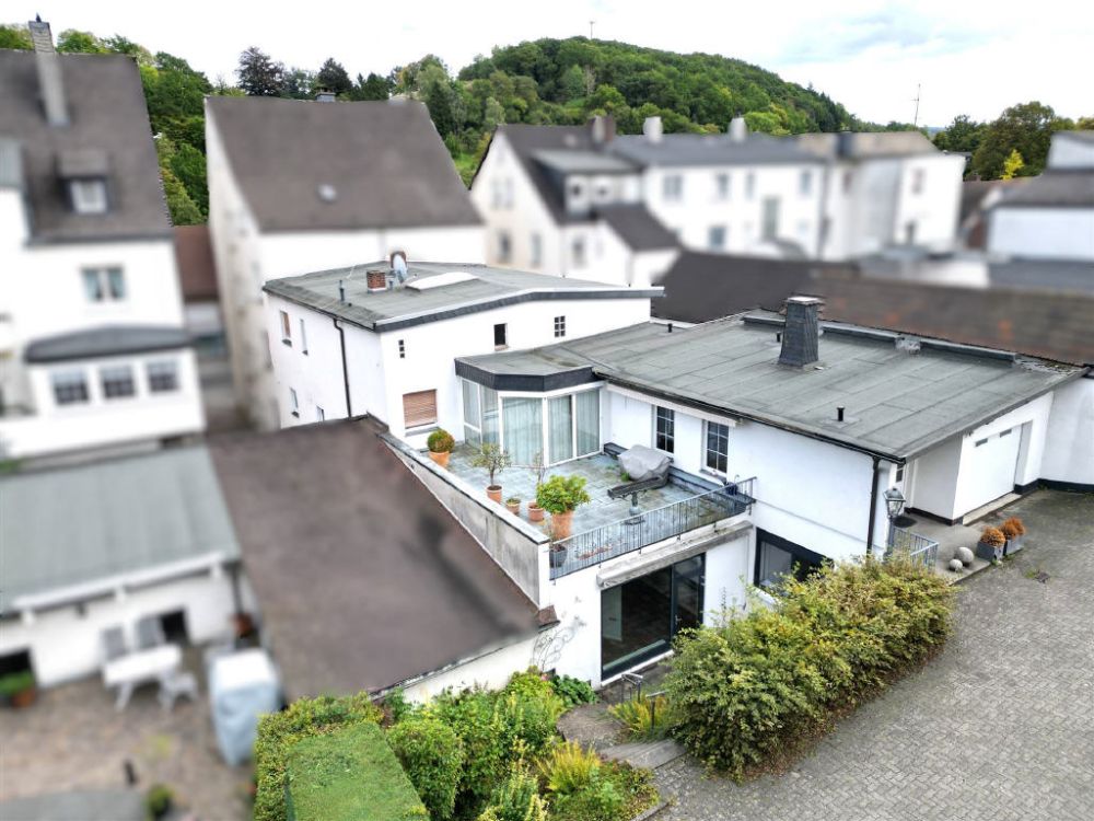 / Sundern-Zentrum: Wohnhaus mit Gewerbefläche & Parkmöglichkeiten