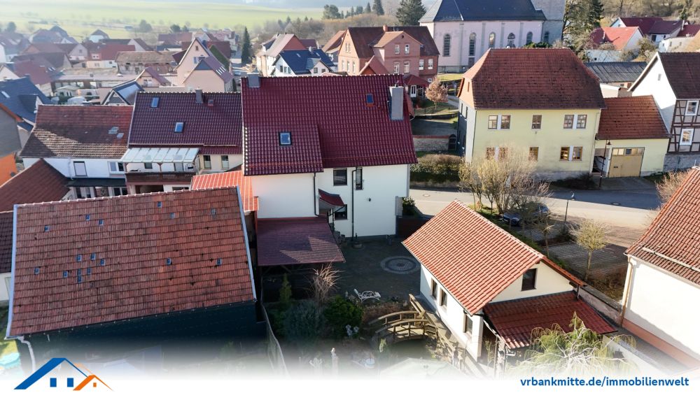 Hofansicht  mit Garten und Nebengebäude
