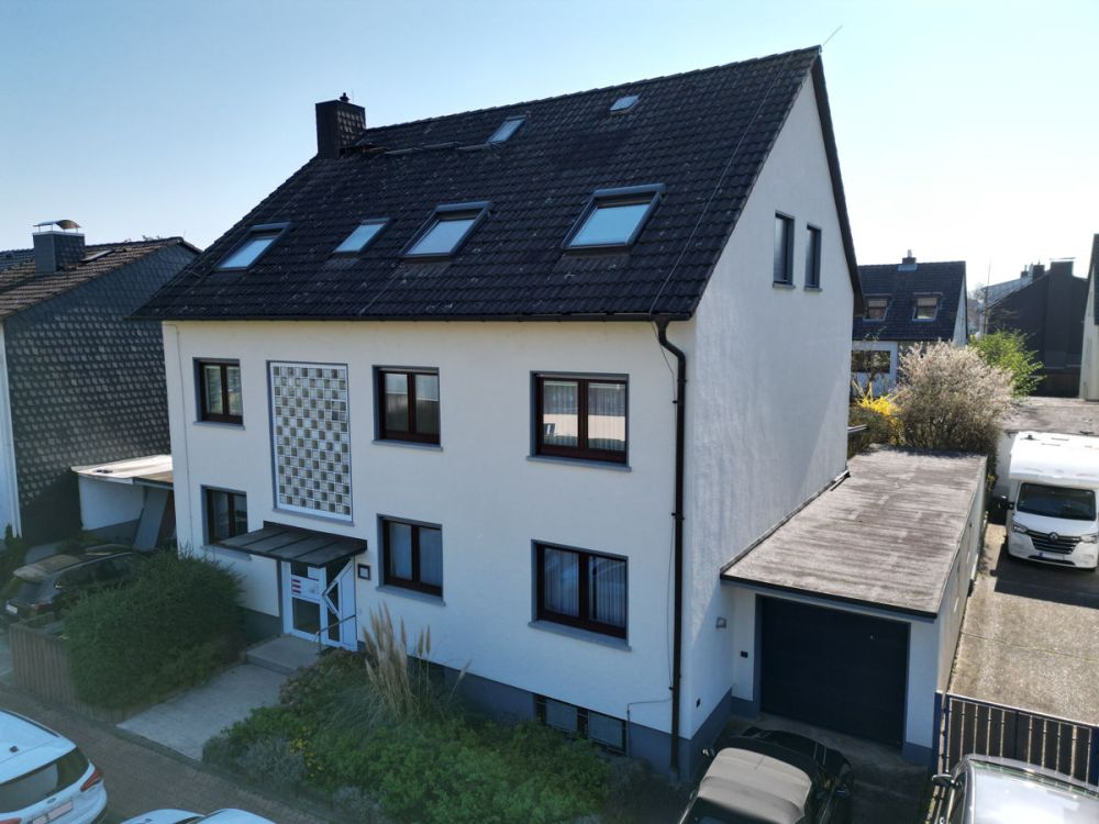 Kapitalanlage trifft Wohnkomfort – Dreifamilienhaus mit Traumgarten in Bad Vilbel-Dortelweil