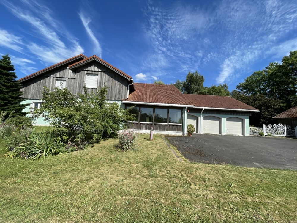 Wohnhaus in Traumlage mit vier Garagen und Nebengebäuden im Ort Griesbach