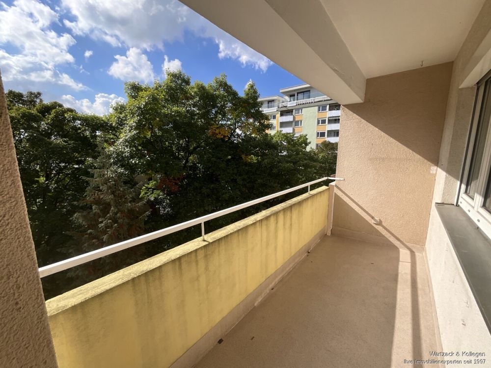 3-Zimmer-Wohnung 
mit 75 m² Wohnfläche 
und Südbalkon 
sofort zur Nutzung frei!