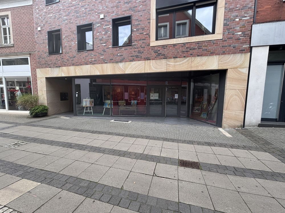 Eigene Gestaltung möglich!
großzügige Gewerbefläche
in stadtzentraler Lage zur Miete!