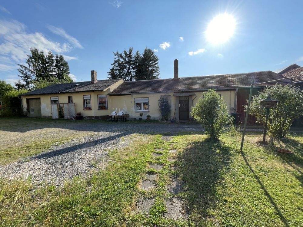 Großes Grundstück mit Nebengebäuden in guter Lage zum Verkauf!