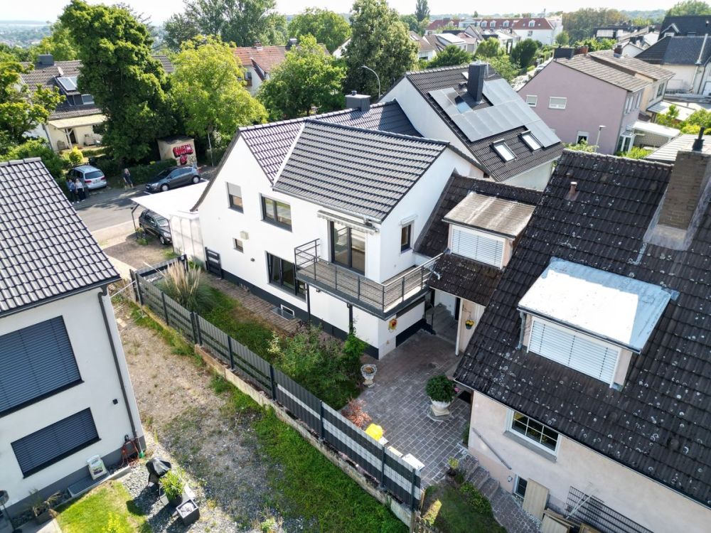 Charmante Doppelhaushälfte auf dem Heilsberg: Mit neuem Dach, Heizung und PV-Anlage