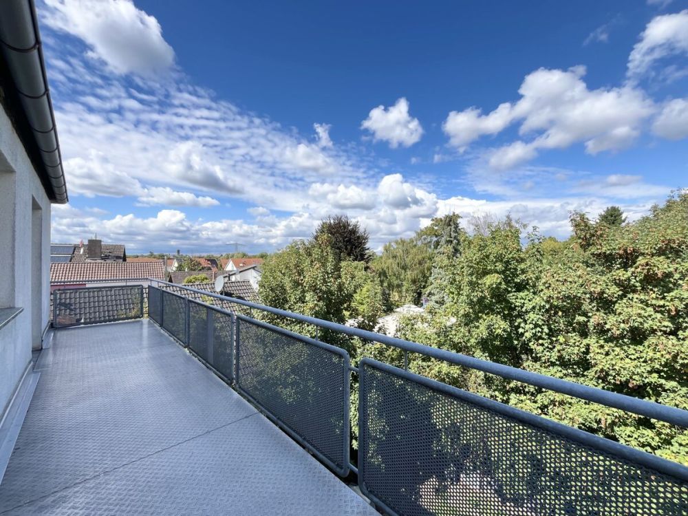 Exklusives Angebot: Großzügige 4-Zi.-Whg. mit PKW-Stellplatz in freundlicher Wohnanlage