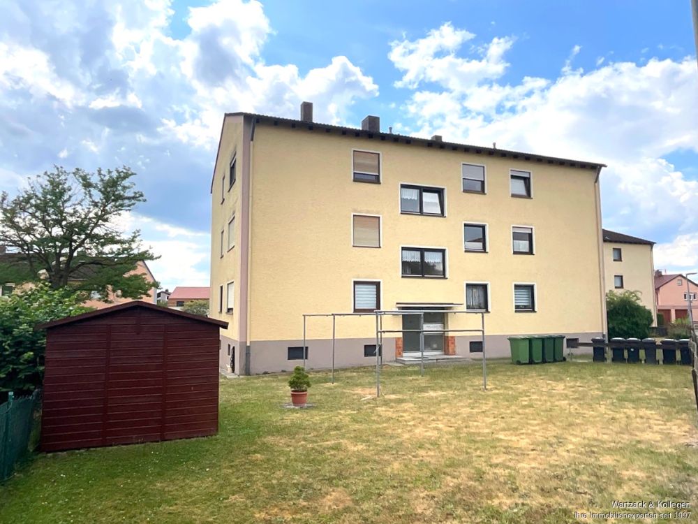 Gepflegte und gut geschnittene 
3,5-Zimmer-Wohnung 
im 1. OG 
inkl. Garage und Einbauküche