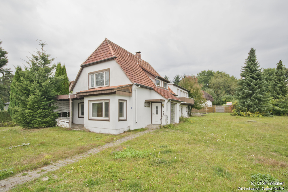 Sanierungsbedürftiges 1-2-Familienhaus auf großem Grundstück in Aschenstedt