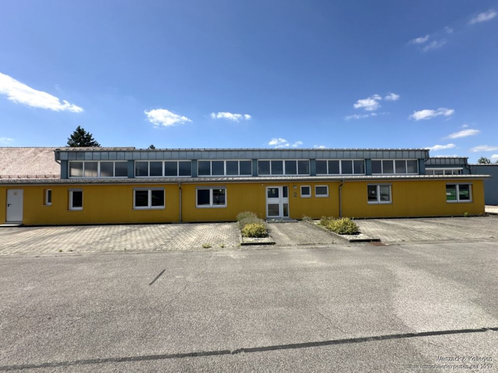 2 vollständig neu renovierte Produktionshallen 
mit separater Bürofläche