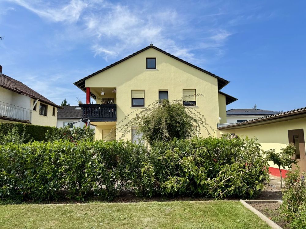 Ein- bis Zweifamilienhaus in idyllischer Ortslage
- großer Garten, 3 Garagen -