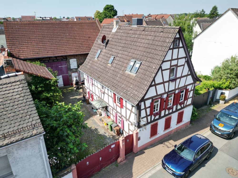 Historisches Fachwerkidyll mit Innenhof und Scheune  – eine Ruheoase im Herzen von Bischofsheim