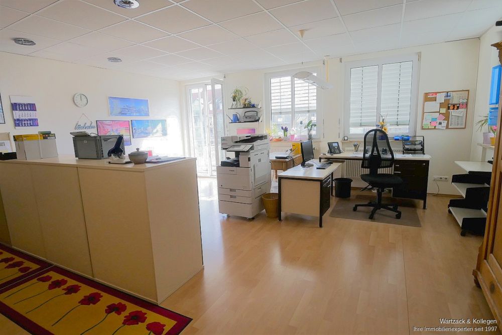 Perfekt auch zur Kapitalanlage! Schönes Büro in Roth 
mit zwei Tiefgaragenplätzen