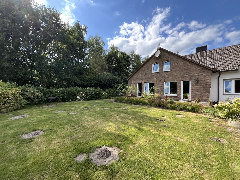 Wohnglück im Grünen, mit Bick ins Weite!
Zweifamilienhaus mit 
ca. 4.900 m² Grundstück
in Rheine