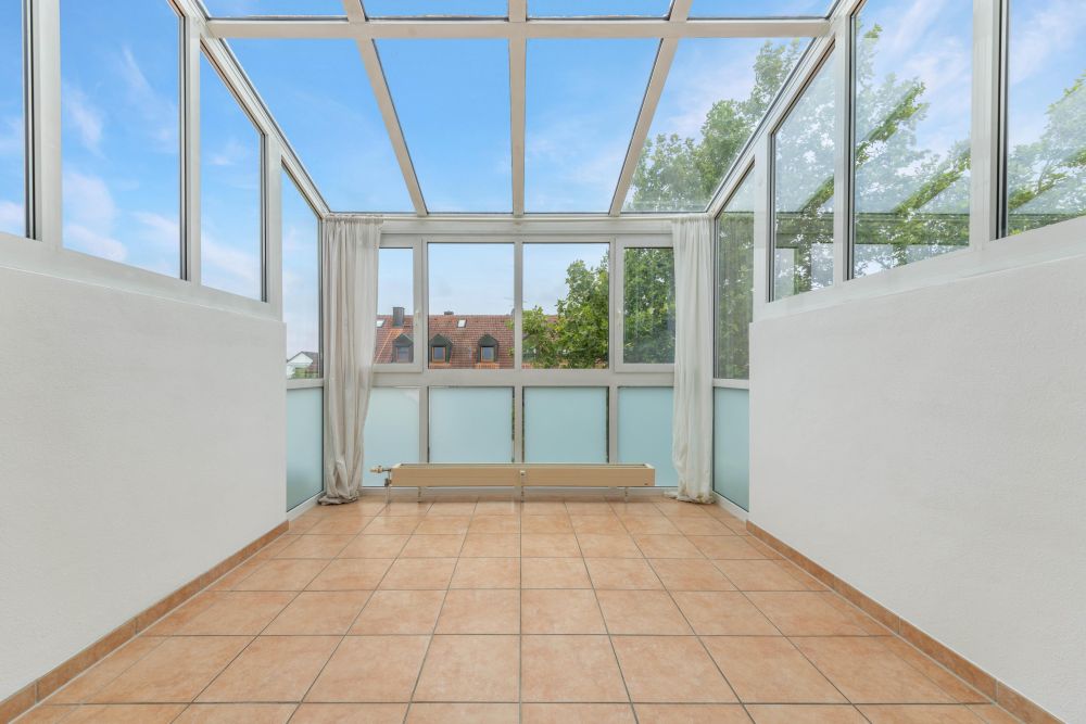 Leerstehende Dachgeschosswohnung auf zwei Ebenen mit hohem Ausstattungsniveau in Hallbergmoos