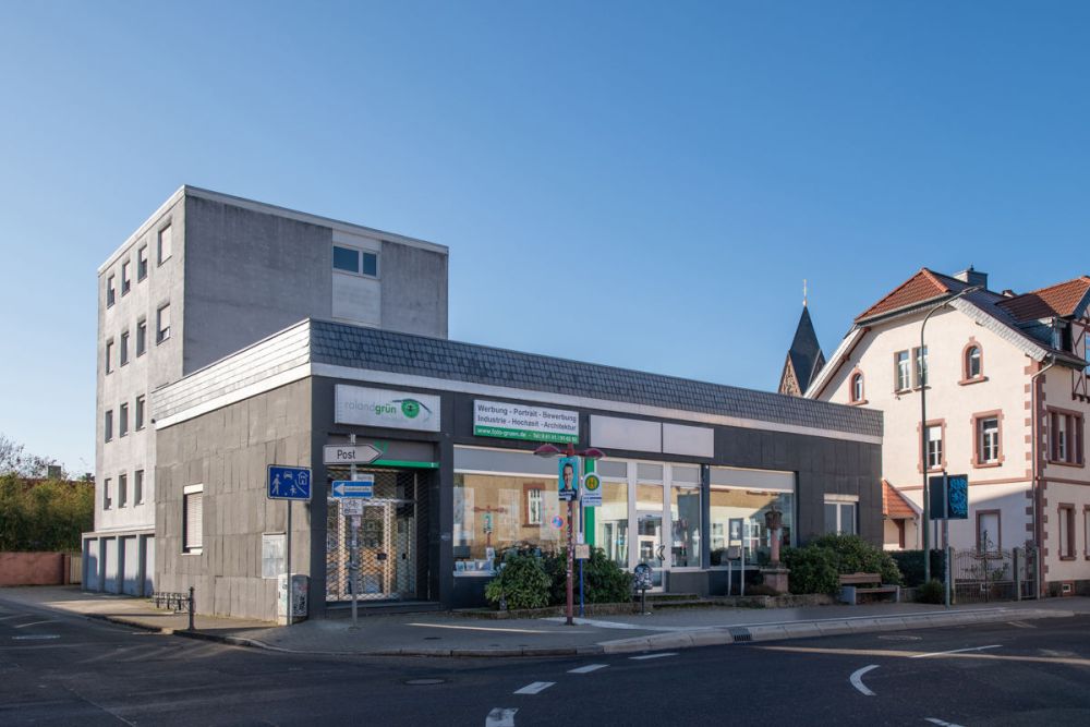 Vielseitiges Gewerbeobjekt mit zwei Ladeneinheiten, großzügiger Nutzfläche und PKW-Stellplätzen