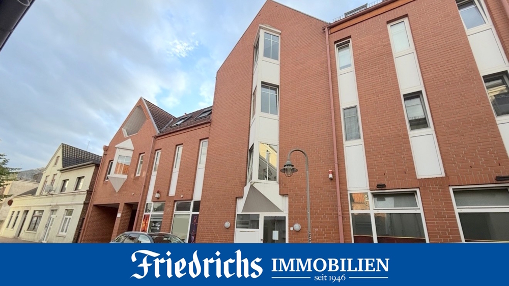 Renovierungsbedürftige 2-Zimmer-Dachgeschosswohnung mit zwei Balkonen und Tiefgaragenstellplatz