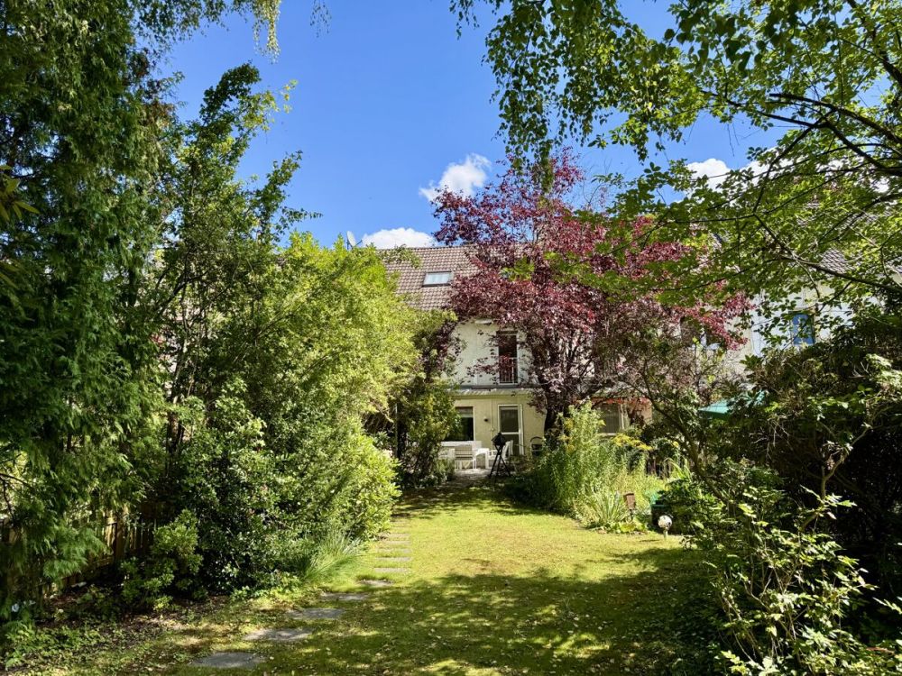 Echte Rarität: 2 Häuser vereint 
Großzügiges Ein- bis Zweifamilienhaus 
mit diversen Möglichkeiten