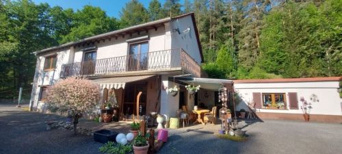 Einfamilienhaus in Alleinlage mit großem Grundstück und eigenem Wald 