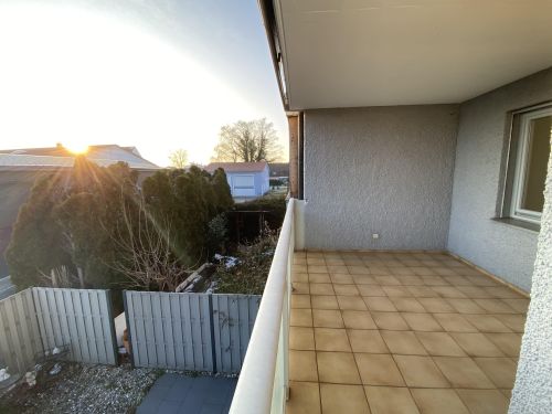 2-Zimmer-Wohnung mit großer Loggia und neuem Bad in Hallbergmoos 