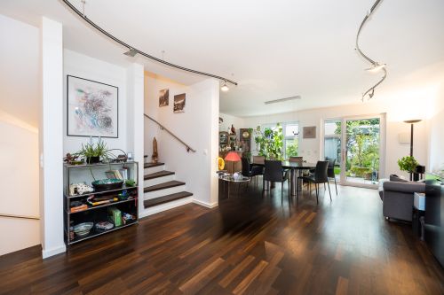 Hochwertiges Reihenmittelhaus in ruhiger Bestlage von Dachau mit traumhaftem Garten 