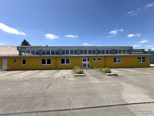 2 vollständig neu renovierte Produktionshallen 
mit separater Bürofläche 