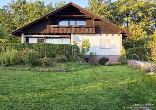 * Paradies mit Aussicht *
Einfamilienhaus 
mit Einliegerwohnung 
auf wunderschönem Grundstück 