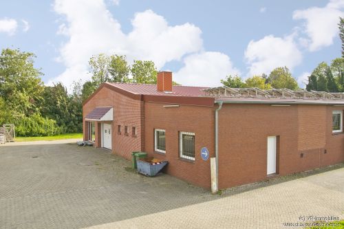 Gewerbehalle mit Büroräumen und zweiter Lagerhalle 
