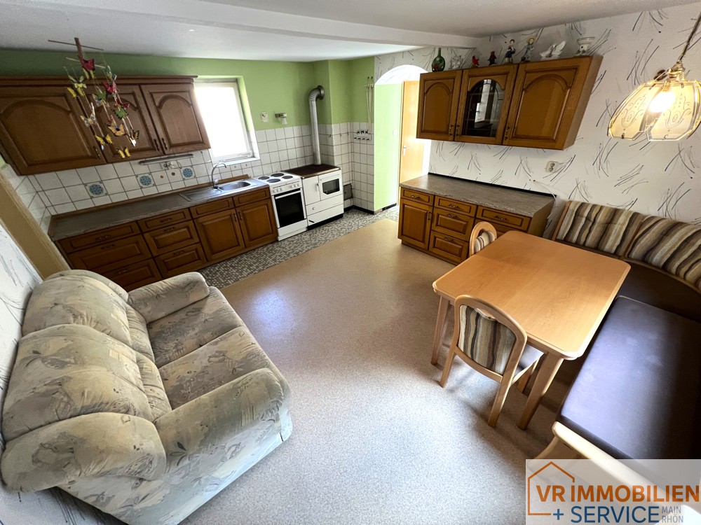 Einfamilienwohnhaus mit Nebengebäuden und Scheune im Ortskern von 97702 Seubrigshausen!