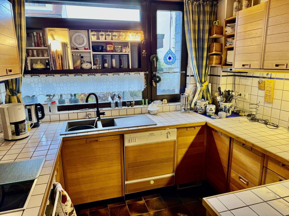 Architektur mit Charakter
großzügiges Split-Level-Haus mit 
separaten Vordergebäude, Garten & Garage