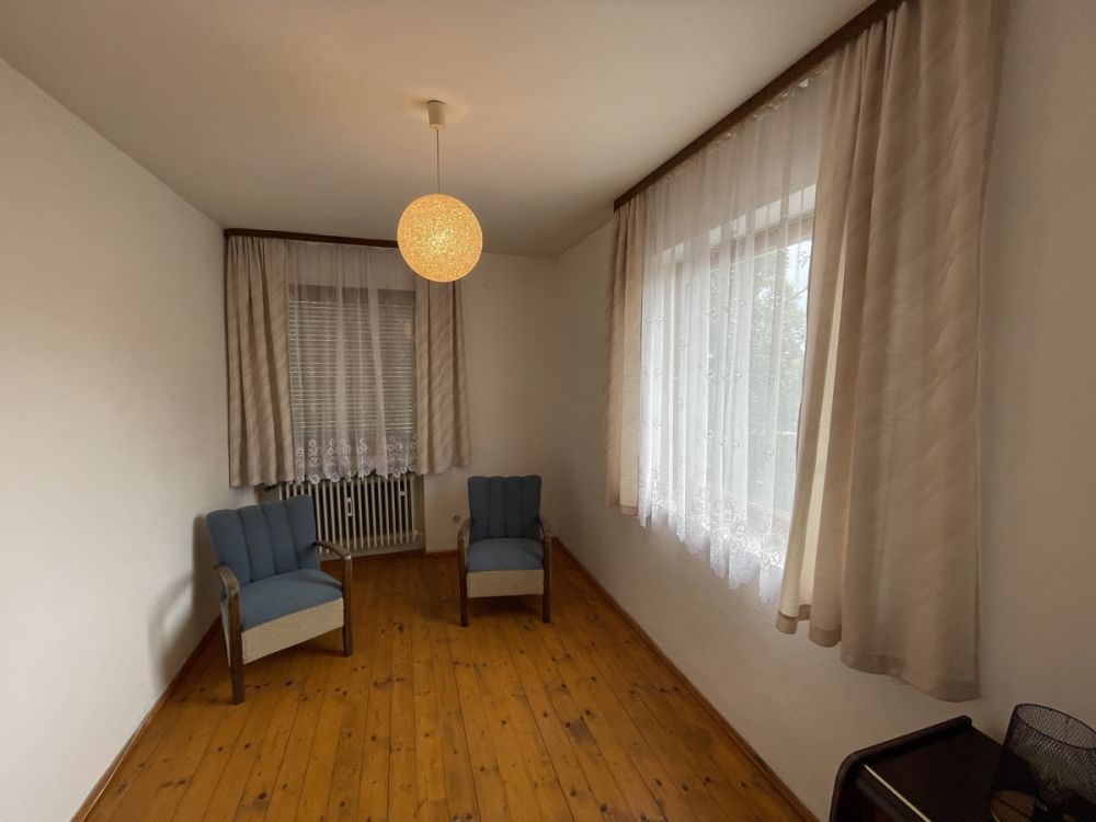 Zentral gelegenes Zweifamilienhaus mit viel Platz und schönem Garten!