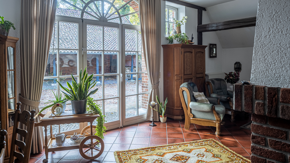 Exklusives und gepflegtes Reetdachanwesen mit Pferdestall in ländlicher Lage von Bad Zwischenahn