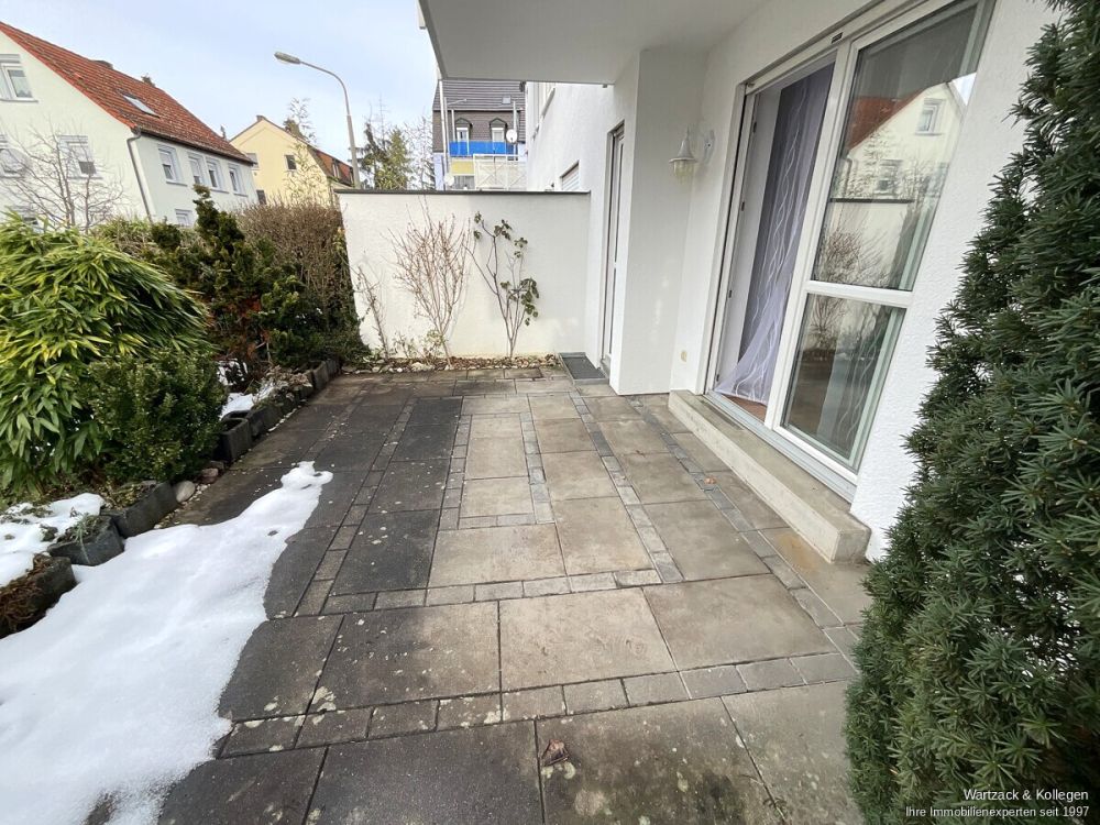 sonnige West-Terrasse mit Gartenanteil